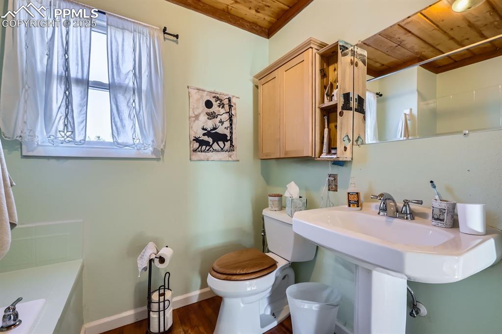 Image 18 of 38: Bathroom