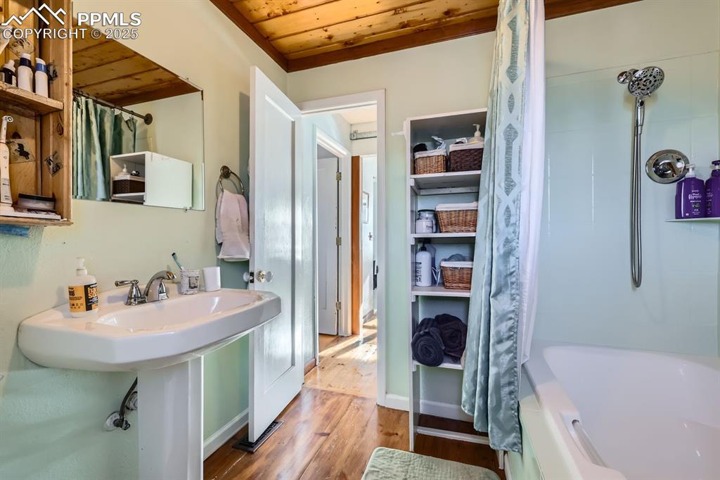 Image 19 of 38: Bathroom