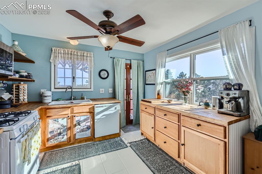 Image 9 of 38: Kitchen