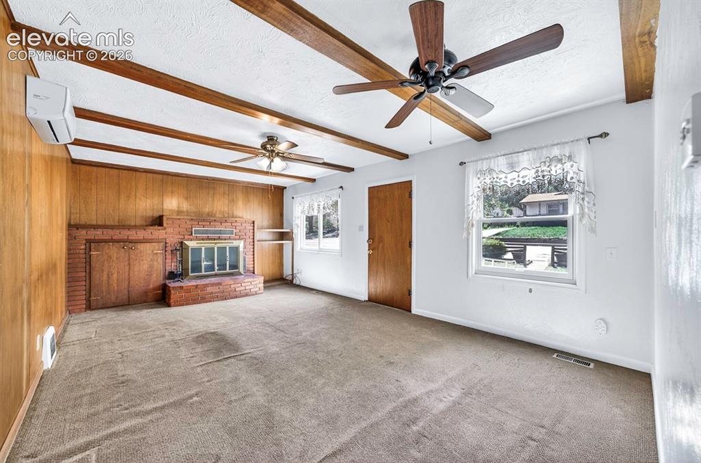 Image 10 of 32: Living Room
