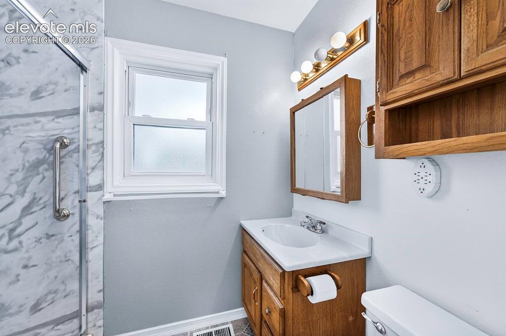 Image 11 of 32: Bathroom