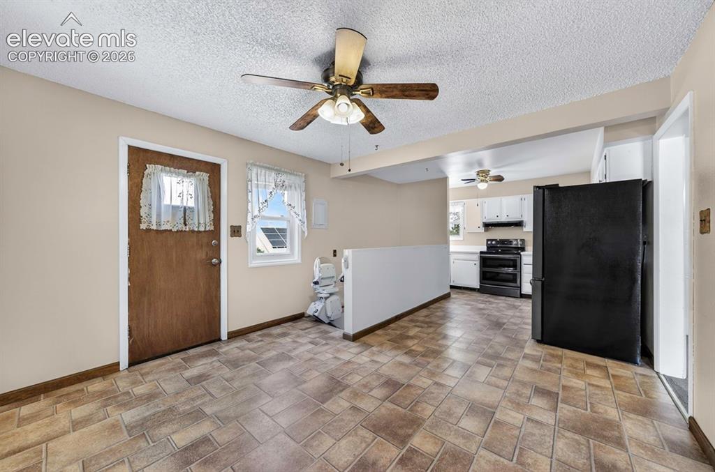 Image 14 of 32: Dining Area