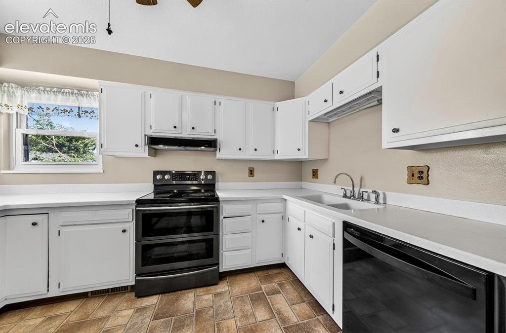 Image 15 of 32: Kitchen