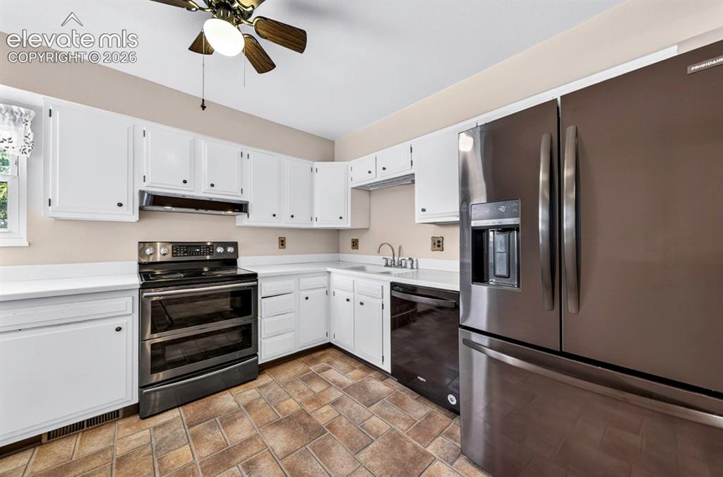 Image 16 of 32: Kitchen