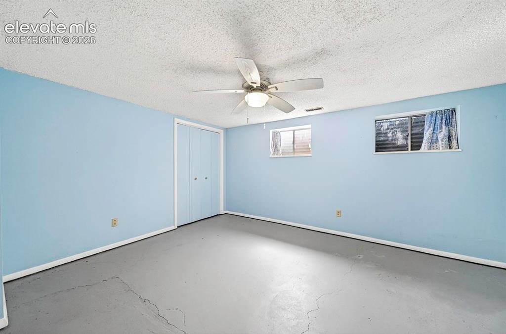 Image 19 of 32: Bedroom