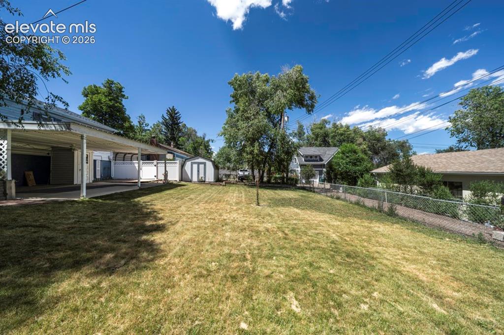 Image 8 of 32: Yard
