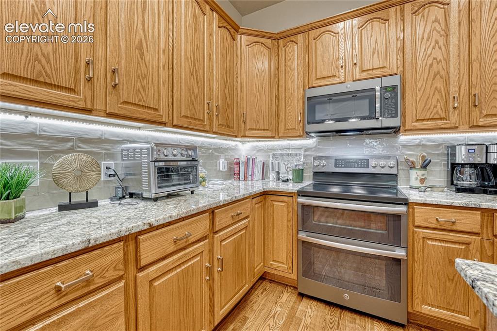 Image 15 of 47: Kitchen
