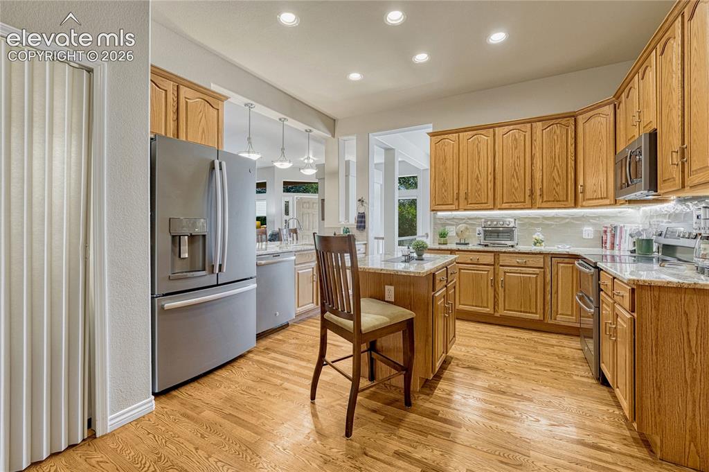 Image 17 of 47: Kitchen
