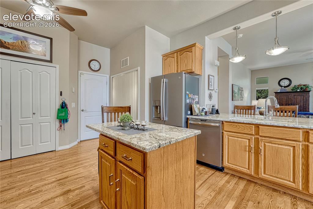 Image 18 of 47: Kitchen