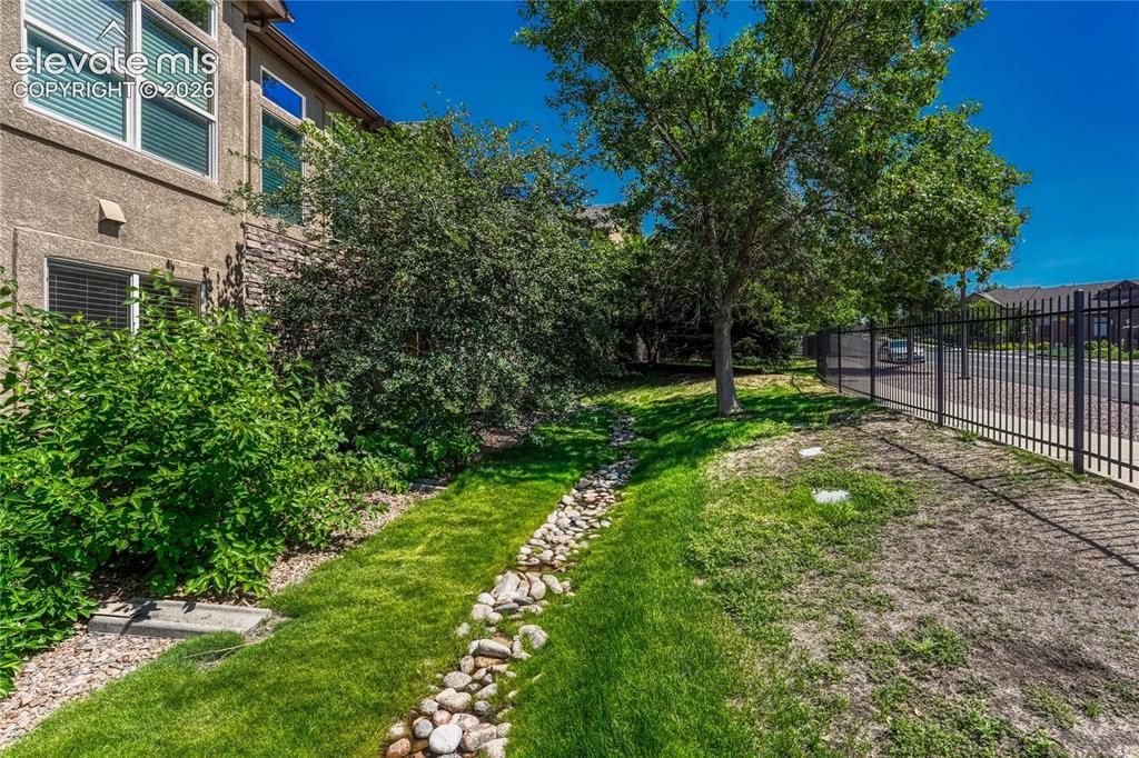 Image 43 of 47: Yard