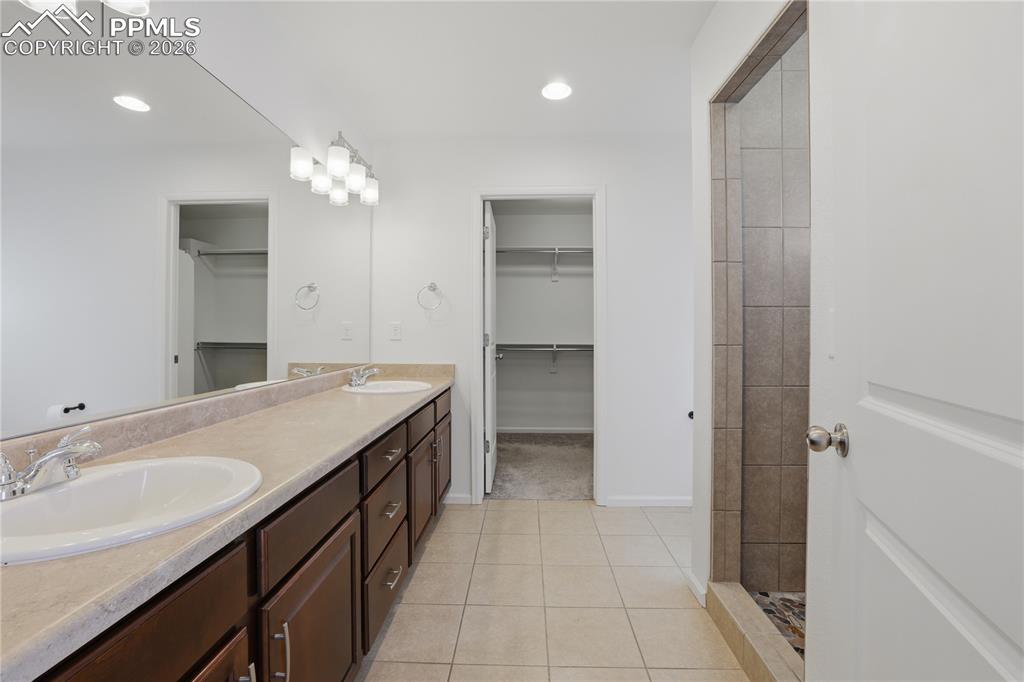 Image 19 of 42: Bathroom