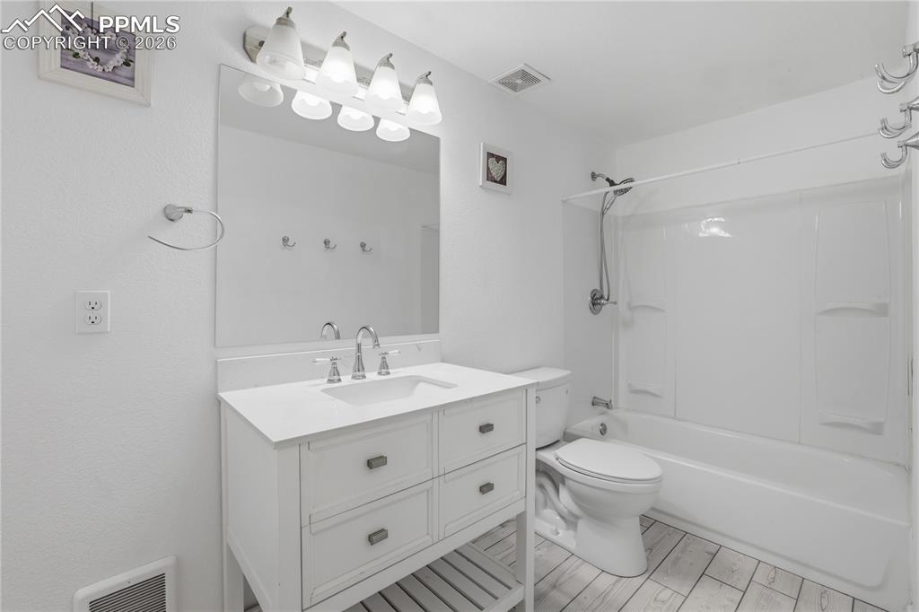 Image 29 of 42: Bathroom