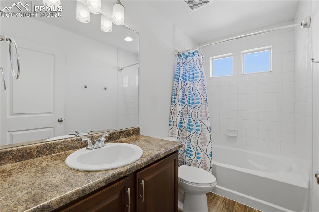 Image 32 of 42: Bathroom