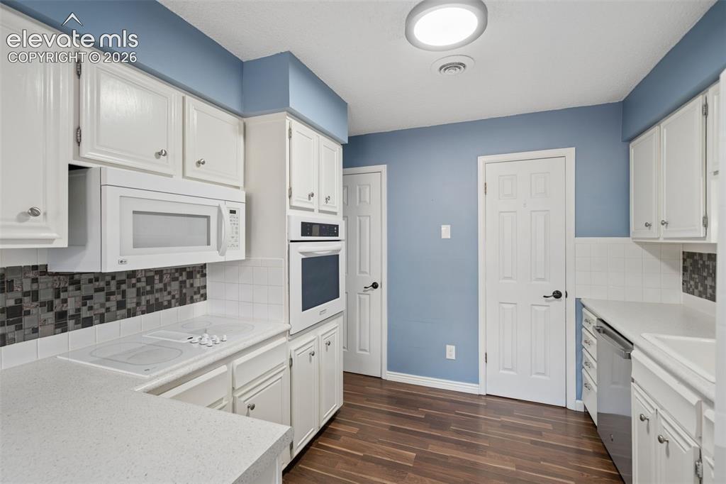 Image 13 of 32: Kitchen