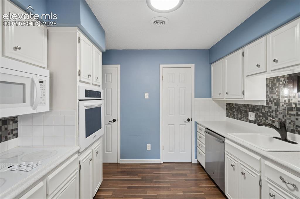 Image 14 of 32: Kitchen
