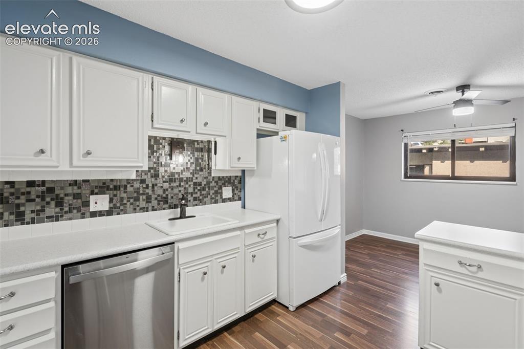 Image 15 of 32: Kitchen