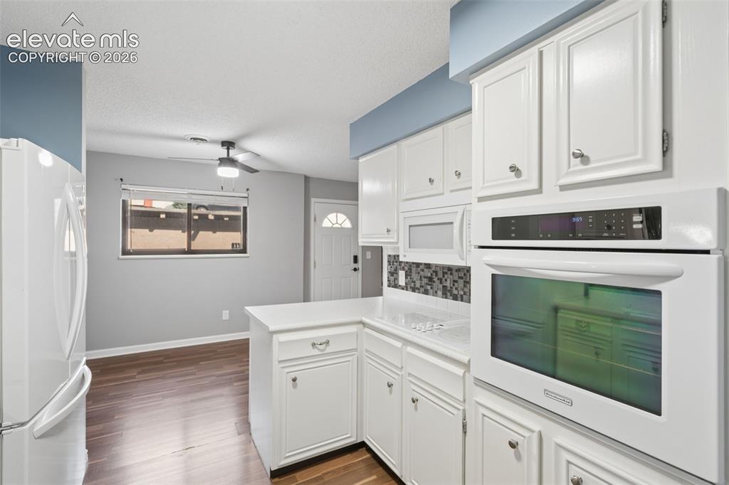 Image 16 of 32: Kitchen