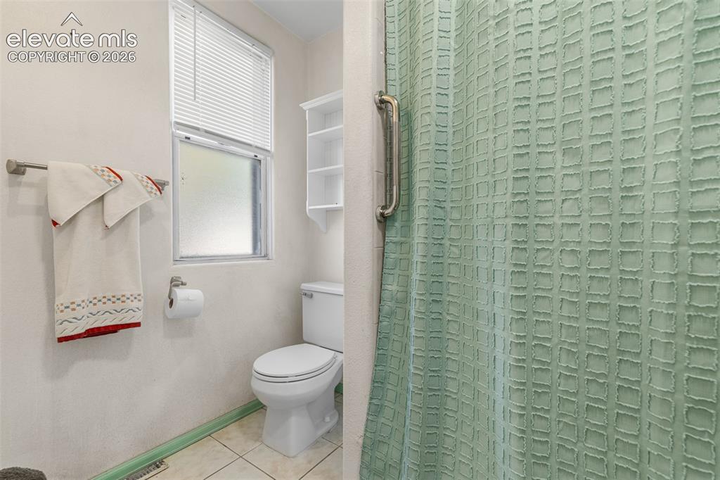 Image 13 of 27: Bathroom