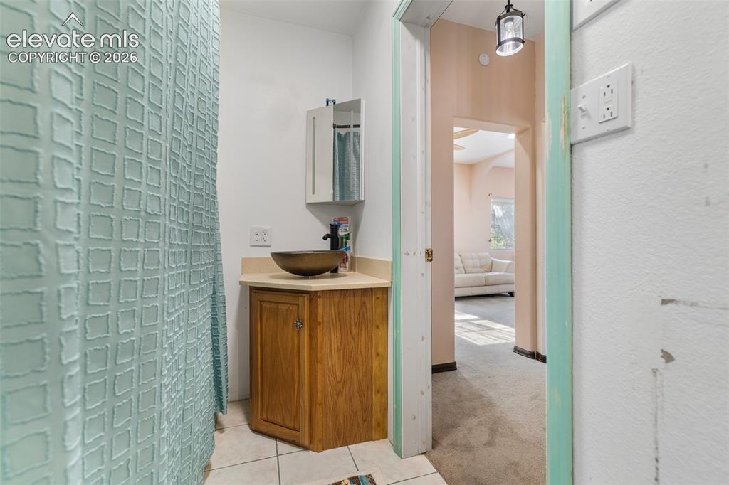 Image 14 of 27: Bathroom