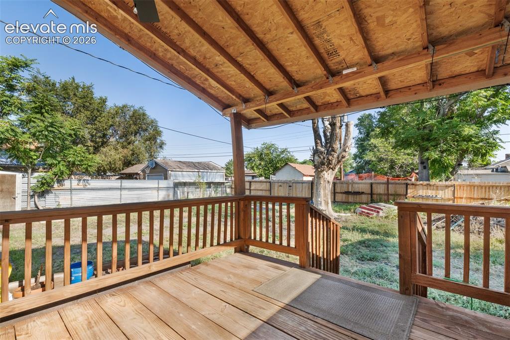 Image 17 of 27: Deck