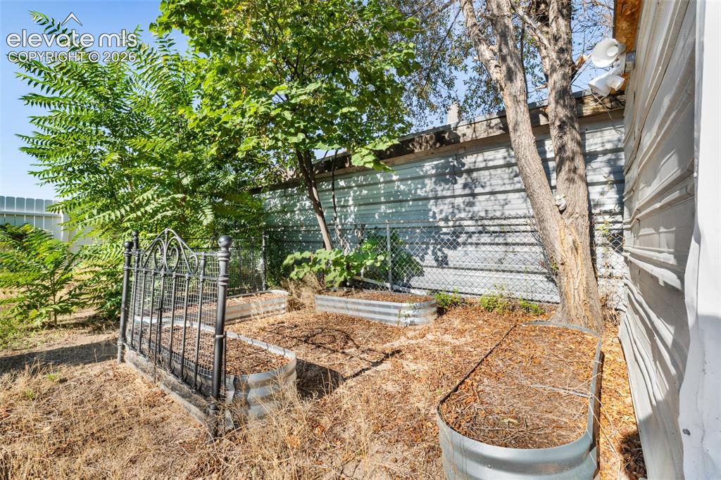 Image 22 of 27: Yard