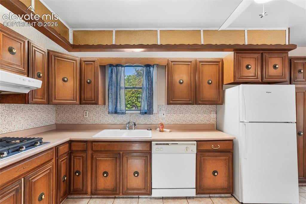 Image 3 of 27: Kitchen