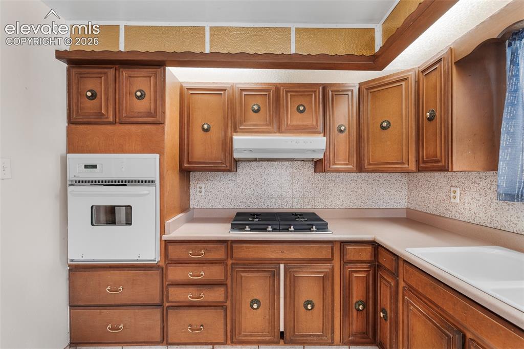Image 4 of 27: Kitchen