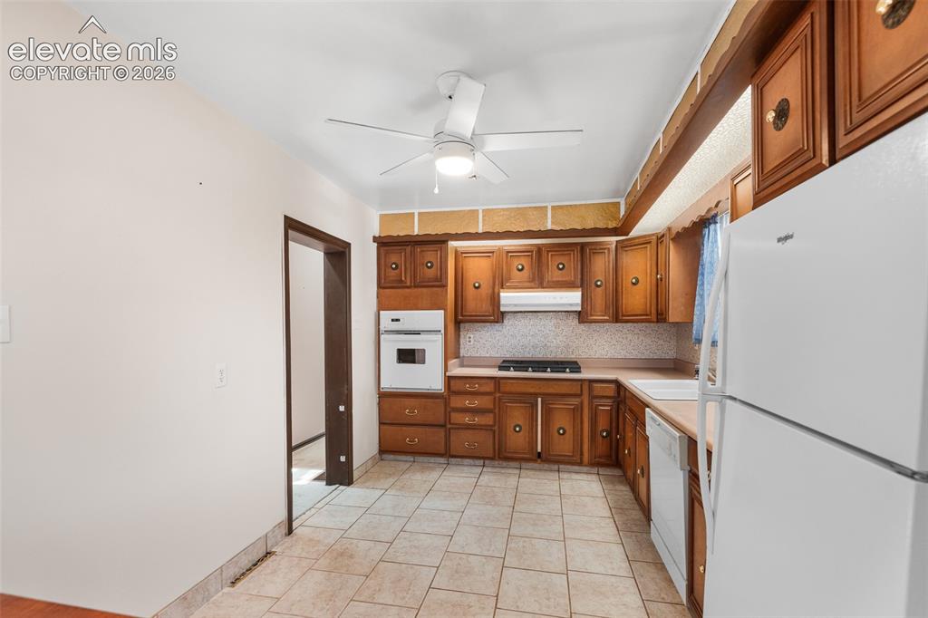 Image 5 of 27: Kitchen