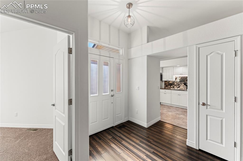 Image 7 of 50: Entrance foyer