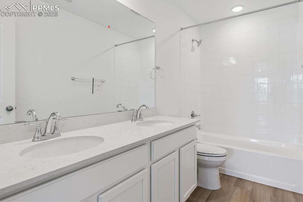 Image 13 of 21: Bathroom