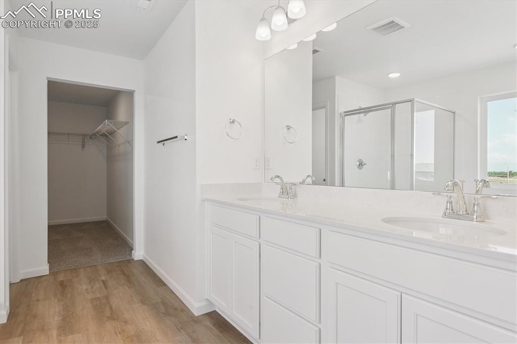 Image 20 of 21: Bathroom