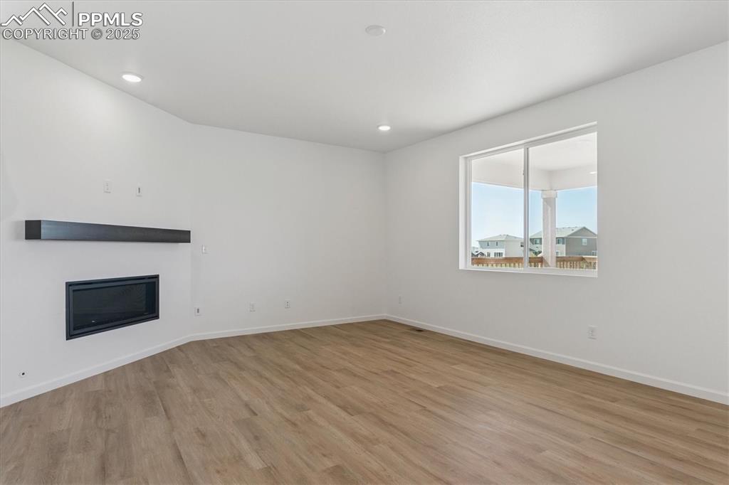 Image 4 of 21: Living Room