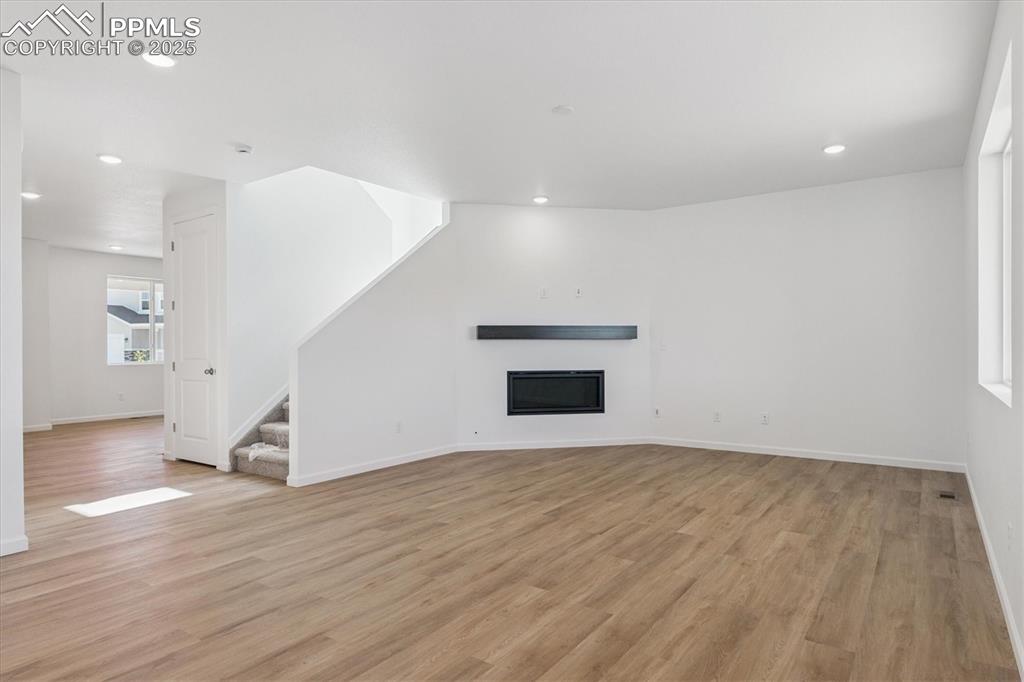 Image 5 of 21: Living Room