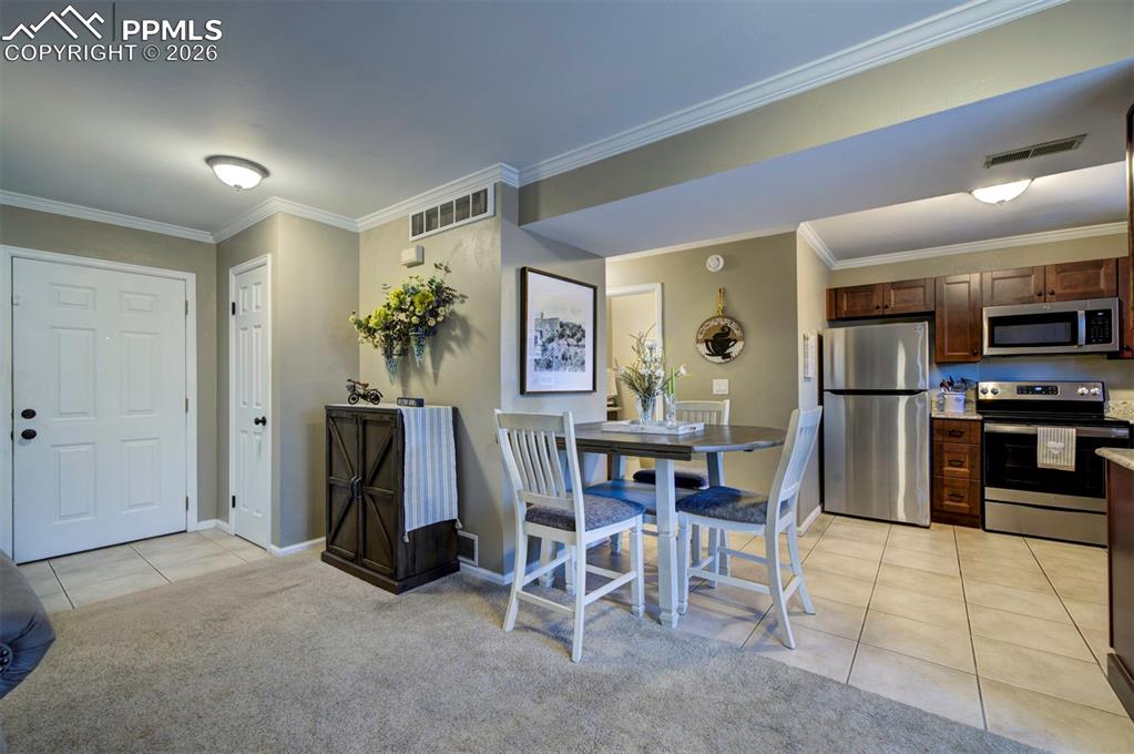 Image 10 of 19: Dining Area