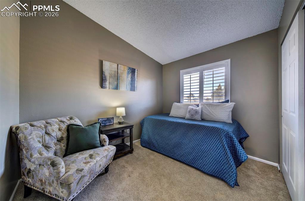 Image 14 of 19: Bedroom