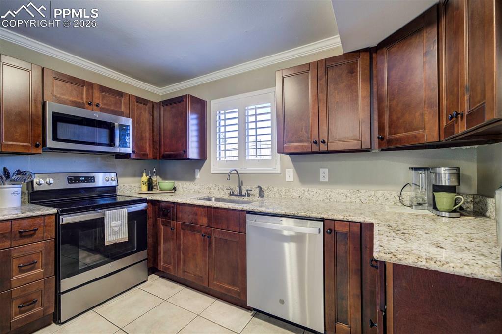 Image 7 of 19: Kitchen