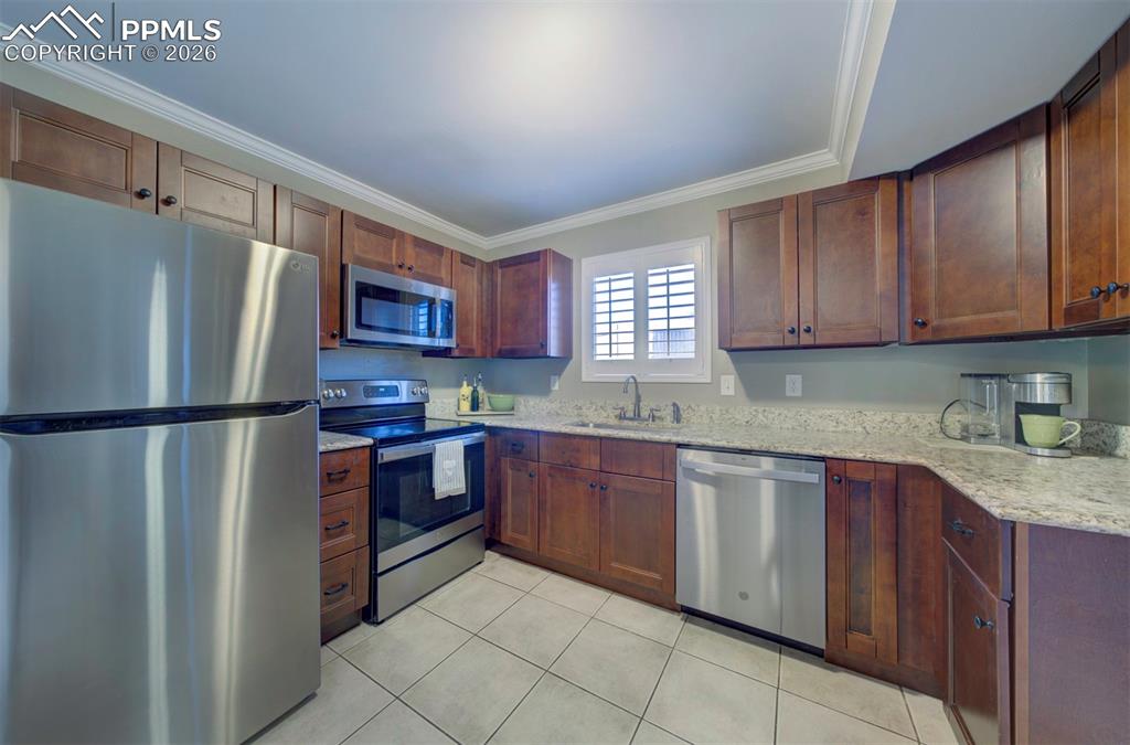 Image 9 of 19: Kitchen