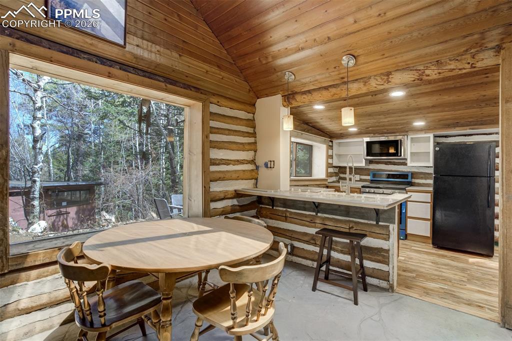 Image 12 of 50: Dining Area