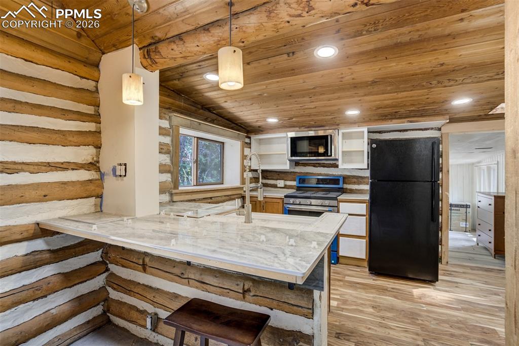 Image 13 of 50: Kitchen