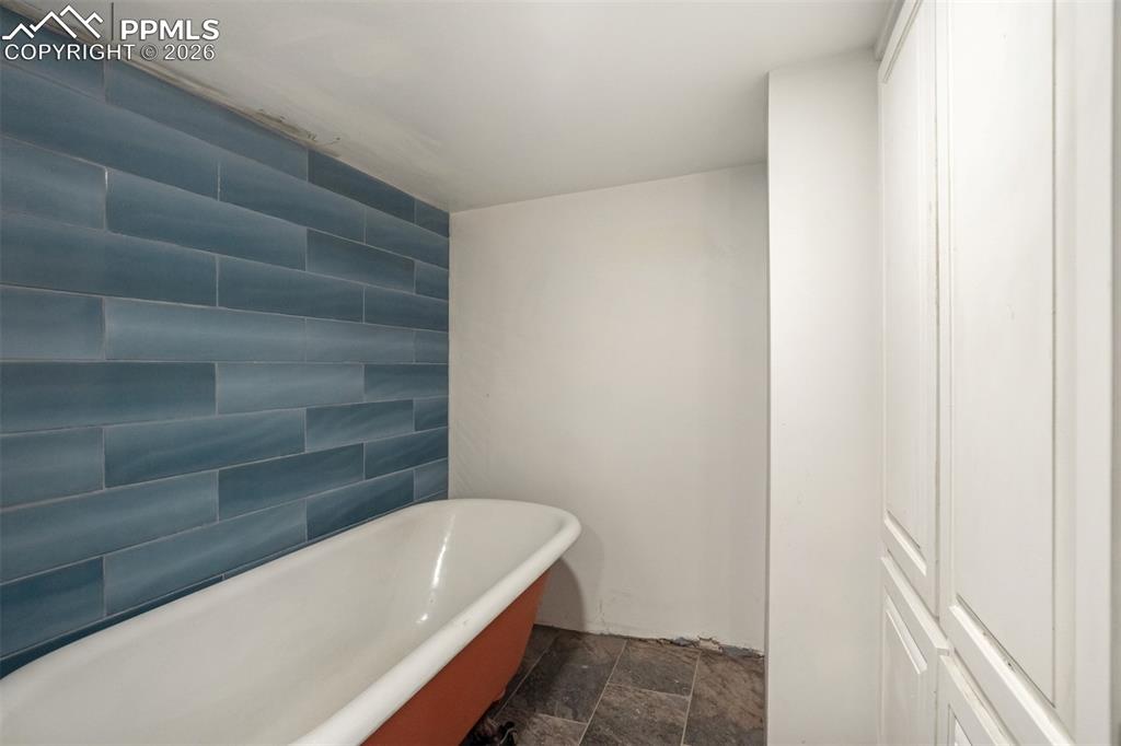 Image 20 of 50: Bathroom