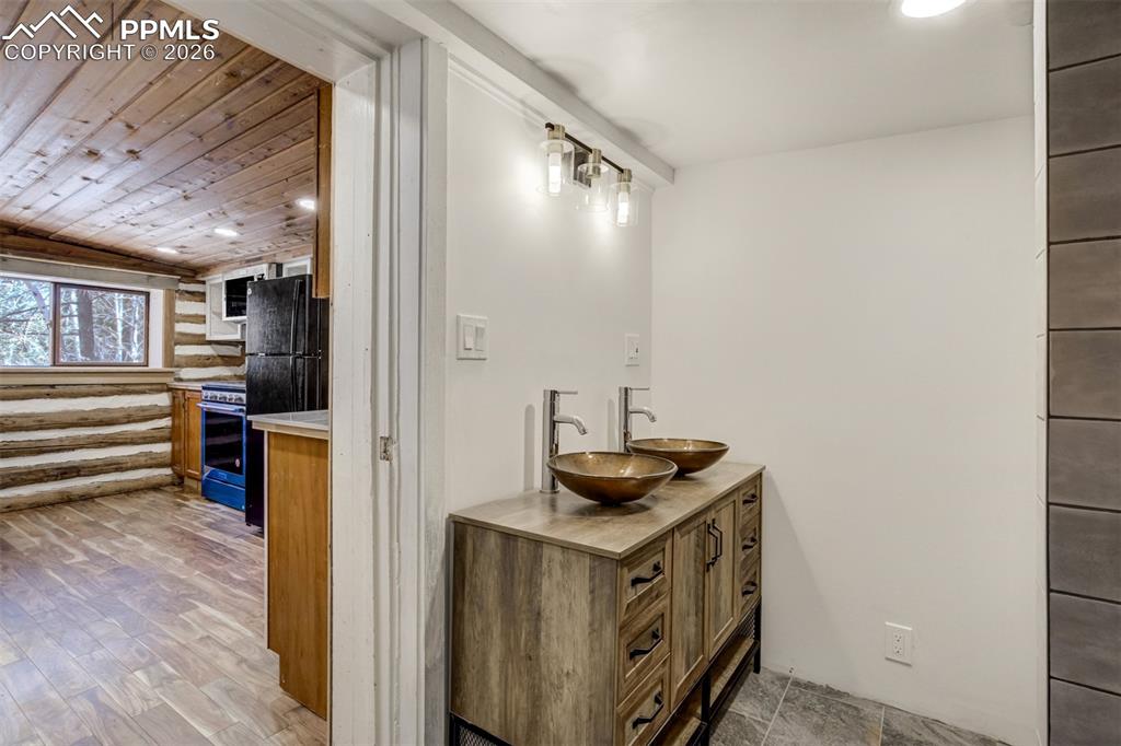 Image 21 of 50: Bathroom