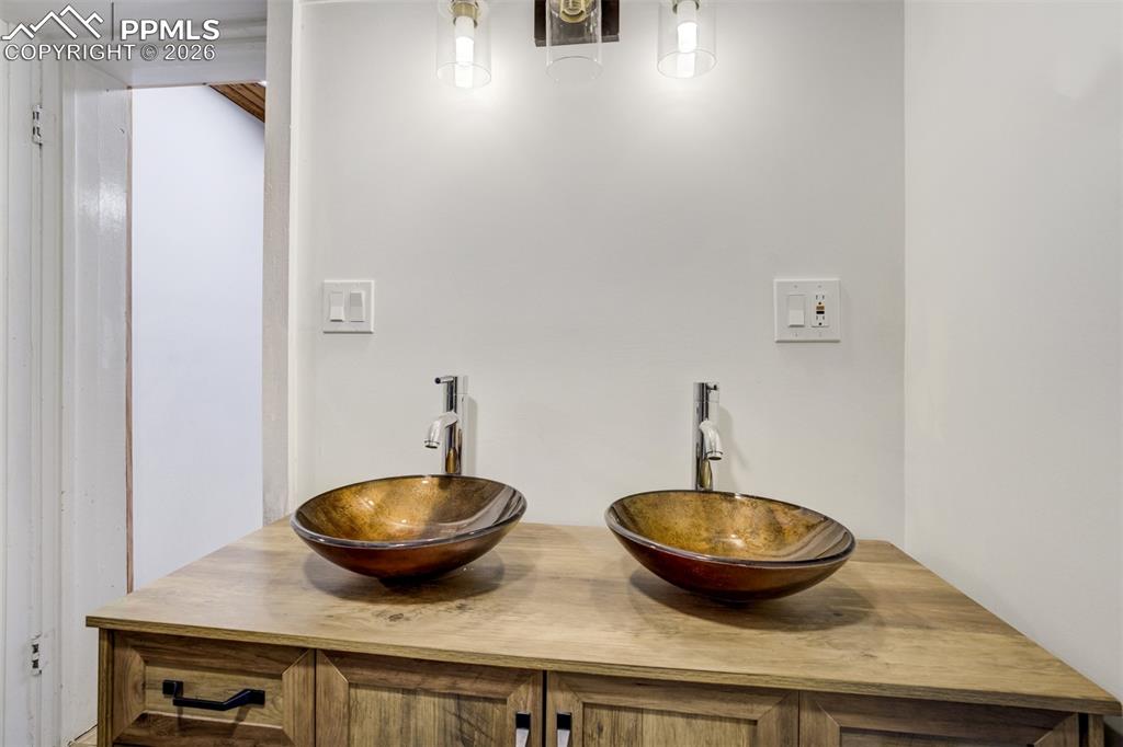 Image 22 of 50: Bathroom