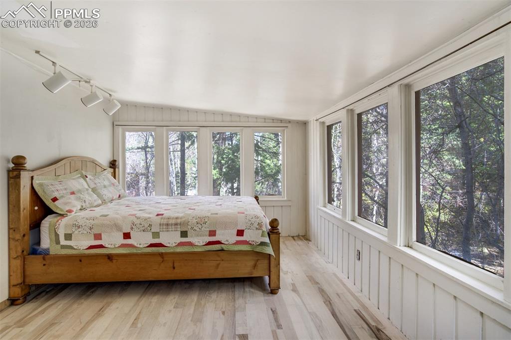 Image 23 of 50: Bedroom