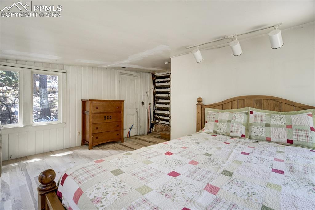 Image 25 of 50: Bedroom