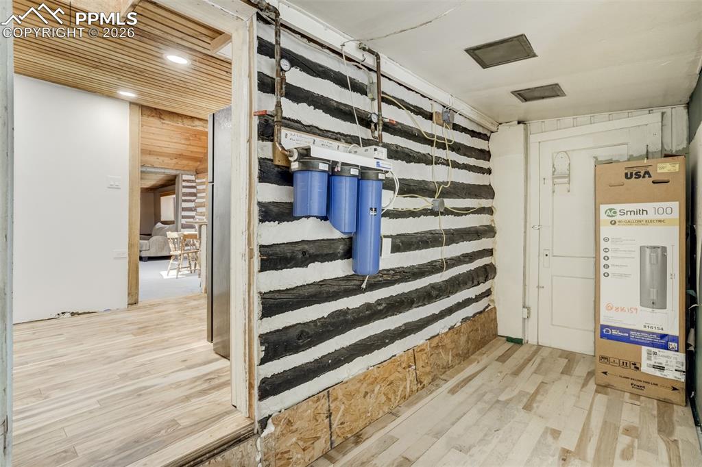 Image 26 of 50: Laundry