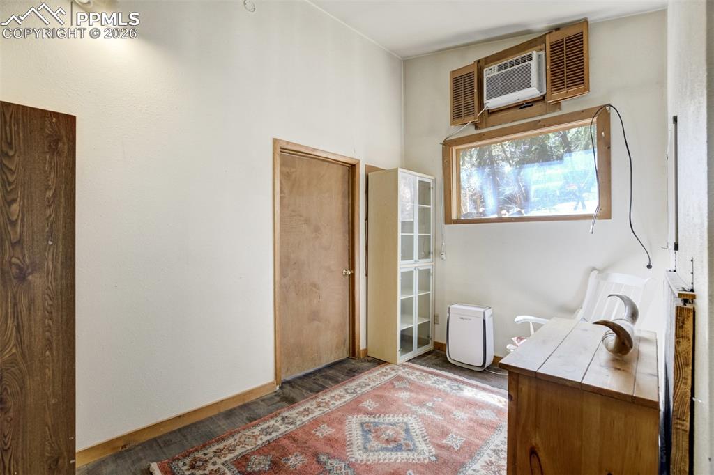 Image 27 of 50: Bedroom