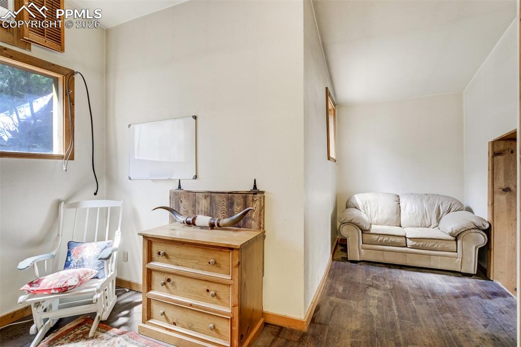 Image 28 of 50: Bedroom