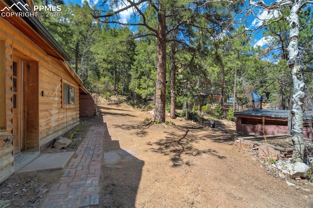 Image 32 of 50: Yard