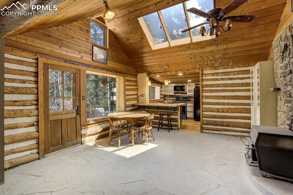 Image 5 of 50: Dining Area