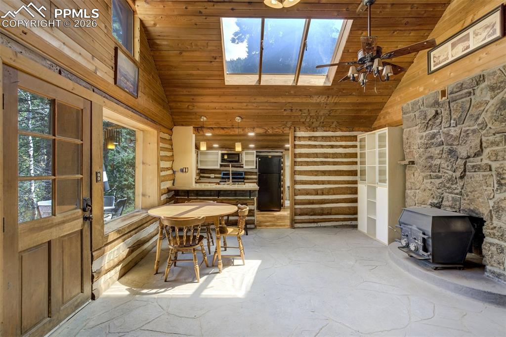 Image 6 of 50: Dining Area